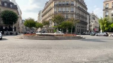 Paris, Fransa - 5 Temmuz 2023: Francois Meydanı 'ndaki Fontaine des Mers çeşmesi