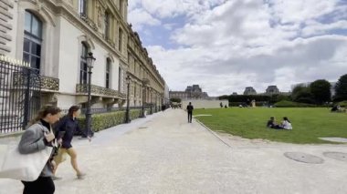 Paris, Fransa - 5 Temmuz 2023: Jardin des Tuileries 'deki Pathway Louvre Müzesi yakınlarında ziyaretçilerle birlikte