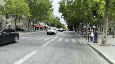 Paris, Fransa - 5 Temmuz 2023: Arabaları, ağaçları ve Haussmann mimarisi olan Wagram Bulvarı