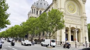 Paris, Fransa - 5 Temmuz 2023: Le Meridien Etoile Oteli yakınlarındaki Saint Augustin Kilisesi