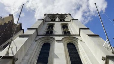 Paris, Fransa - 5 Temmuz 2023: Amerikan Katedrali Kulesi ve V. George Bulvarı 'ndaki mimari