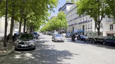 Paris, Fransa - 5 Temmuz 2023: V. George Bulvarı Amerikan Katedrali yakınında arabalar ve ağaçlarla
