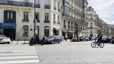 Paris, Fransa - 5 Temmuz 2023: Rue de Boccador Amerikan Katedrali 'nin yanında trafik ve mimari