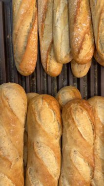 Bir fırın ortamında birlikte sergilenen Polonya ekmeği.