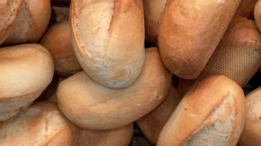 Yuvarlak sabah ekmekleri bir fırın sepetinde bir araya getirilir.