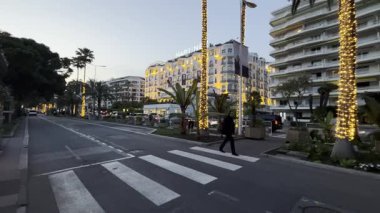 Cannes, Fransa - 24 Mayıs 2023: Cannes film festivali sırasında Cannes 'daki Martinez Oteli yakınlarından geçen yayalar