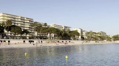 Cannes, Fransa - 24 Mayıs 2023: Cannes Film Festivali sırasında kumlu sahil manzarası ve gezinti