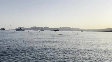 Cannes, Fransa - 24 Mayıs 2023: Cannes Film Festivali sırasında deniz ve ufukla kıyı manzarası