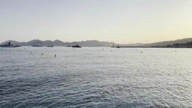 Cannes, Fransa - 24 Mayıs 2023: Cannes Film Festivali sırasında sakin deniz ve ufuk manzarası
