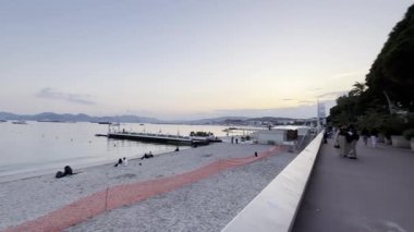 Cannes, Fransa - 24 Mayıs 2023: Cannes Film Festivali sırasında kumsalda gezinti