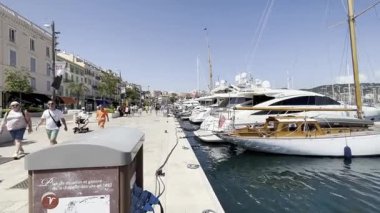 Cannes, Fransa - 24 Mayıs 2023: Cannes Film Festivali sırasında limana yanaşan yatların görüntüsü