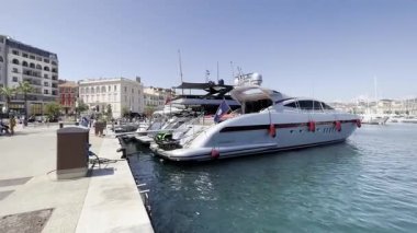 Cannes, Fransa - 24 Mayıs 2023: Cannes Film Festivali sırasında lüks yat limana yanaştı