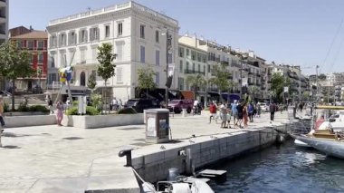 Cannes, Fransa - 24 Mayıs 2023: Cannes Film Festivali sırasında liman boyunca yürüyen turistler