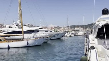 Cannes, Fransa - 24 Mayıs 2023: Cannes Film Festivali sırasında limana demirlemiş yelkenliler