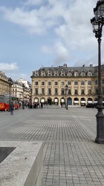 Paris, Fransa - 30 Eylül 2023: Place Vendome 'da klasik Paris binalarıyla sokak sahnesi