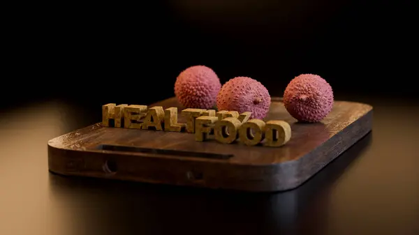 Çağdaş bir gıda konsepti için karanlık bir arkaplan üzerine çekilen, dekoratif sağlıklı besin metniyle sade ahşap bir tahtaya yerleştirilmiş olgun liçi meyvelerinin stüdyo fotoğrafı..