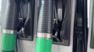 Benzin istasyonu yakıt dağıtıcısının videosu iki yeşil yakıt enjektörünün enerji ve yakıt kullanımına hazır olduğunu gösteriyor..