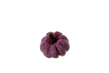 Beyaz arka planda mor renkli el yapımı küçük bir balkabağı. Minimum sonbahar hasadı ve rahat ev dekorasyonu veya tasarım geçmişi için Cadılar Bayramı konsepti.