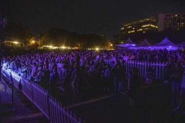 PORTLAND, OR - 4 Temmuz 2025: The Main Squeeze, 4 Temmuz 'da Portland şehir merkezindeki Willamette Nehri' nin kıyısındaki Tom McCall Waterfront Parkı 'nda düzenlenen Waterfront Blues Festivali' nde son perdeyi çalıyor..