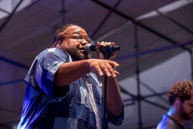 PORTLAND, OR - 4 Temmuz 2025: The Main Squeeze, 4 Temmuz 'da Portland şehir merkezindeki Willamette Nehri' nin kıyısındaki Tom McCall Waterfront Parkı 'nda düzenlenen Waterfront Blues Festivali' nde son perdeyi çalıyor..