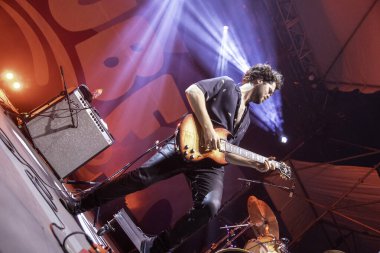 PORTLAND, OR - 4 Temmuz 2025: The Main Squeeze, 4 Temmuz 'da Portland şehir merkezindeki Willamette Nehri' nin kıyısındaki Tom McCall Waterfront Parkı 'nda düzenlenen Waterfront Blues Festivali' nde son perdeyi çalıyor..