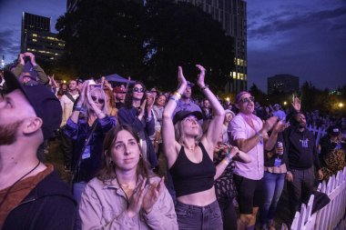 PORTLAND, OR - 4 Temmuz 2025: The Main Squeeze, 4 Temmuz 'da Portland şehir merkezindeki Willamette Nehri' nin kıyısındaki Tom McCall Waterfront Parkı 'nda düzenlenen Waterfront Blues Festivali' nde son perdeyi çalıyor..