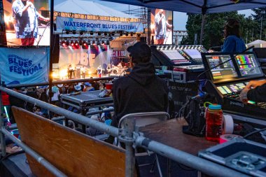 PORTLAND, OR - 4 Temmuz 2025: The Main Squeeze, 4 Temmuz 'da Portland şehir merkezindeki Willamette Nehri' nin kıyısındaki Tom McCall Waterfront Parkı 'nda düzenlenen Waterfront Blues Festivali' nde son perdeyi çalıyor..