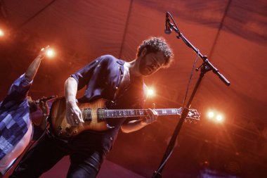 PORTLAND, OR - 4 Temmuz 2025: The Main Squeeze, 4 Temmuz 'da Portland şehir merkezindeki Willamette Nehri' nin kıyısındaki Tom McCall Waterfront Parkı 'nda düzenlenen Waterfront Blues Festivali' nde son perdeyi çalıyor..