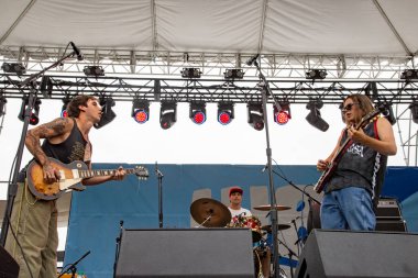 Kota Dosa, Portland 'daki Tom McCall Waterfront Park' taki Waterfront Blues Festivali 'nin açılışını yapıyor.. 