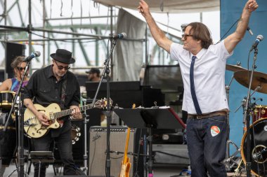 PORTLAND, OR - 4 Temmuz 2025: Kris Deelane 's Psychedelic Soul Revue 4 Temmuz' da Waterfront Blues Festivali 'nde sahne alacak. 