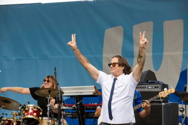 PORTLAND, OR - 4 Temmuz 2025: Kris Deelane 's Psychedelic Soul Revue 4 Temmuz' da Waterfront Blues Festivali 'nde sahne alacak. 