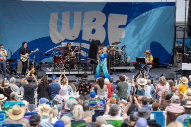 PORTLAND, OR - 4 Temmuz 2025: Kris Deelane 's Psychedelic Soul Revue 4 Temmuz' da Waterfront Blues Festivali 'nde sahne alacak. 