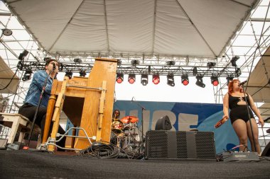 PORTLAND, OR JULY 4 Temmuz 2025: Piyanist Adam Weiner önderliğindeki Low Cut Connie, 4 Temmuz 'da Tom McCall Waterfront Park' taki Waterfront Park 'ta Portland şehir merkezindeki Willamette River veya.