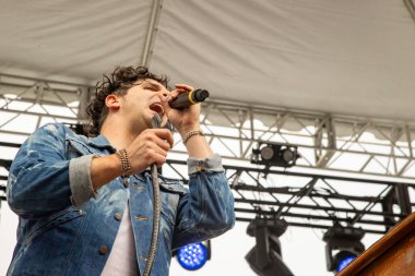 PORTLAND, OR JULY 4 Temmuz 2025: Piyanist Adam Weiner önderliğindeki Low Cut Connie, 4 Temmuz 'da Tom McCall Waterfront Park' taki Waterfront Park 'ta Portland şehir merkezindeki Willamette River veya.