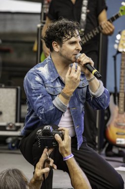 PORTLAND, OR JULY 4 Temmuz 2025: Piyanist Adam Weiner önderliğindeki Low Cut Connie, 4 Temmuz 'da Tom McCall Waterfront Park' taki Waterfront Park 'ta Portland şehir merkezindeki Willamette River veya.