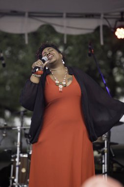 PORTLAND, OR - 4 Temmuz 2025: Tahirah Memory ve Arietta Ward, Portland şehir merkezindeki Willamette Nehri kıyısındaki Tom McCall Waterfront Park 'ta 4 Temmuz' da düzenlenen Waterfront Blues Festivali 'nde PDX Soul Collective ile çalıyorlar..