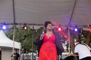 PORTLAND, OR - 4 Temmuz 2025: Tahirah Memory ve Arietta Ward, Portland şehir merkezindeki Willamette Nehri kıyısındaki Tom McCall Waterfront Park 'ta 4 Temmuz' da düzenlenen Waterfront Blues Festivali 'nde PDX Soul Collective ile çalıyorlar..