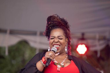 PORTLAND, OR - 4 Temmuz 2025: Tahirah Memory ve Arietta Ward, Portland şehir merkezindeki Willamette Nehri kıyısındaki Tom McCall Waterfront Park 'ta 4 Temmuz' da düzenlenen Waterfront Blues Festivali 'nde PDX Soul Collective ile çalıyorlar..