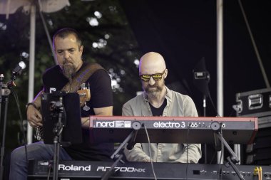 PORTLAND, OR - 4 Temmuz 2025: Tahirah Memory ve Arietta Ward, Portland şehir merkezindeki Willamette Nehri kıyısındaki Tom McCall Waterfront Park 'ta 4 Temmuz' da düzenlenen Waterfront Blues Festivali 'nde PDX Soul Collective ile çalıyorlar..