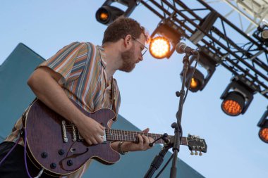 PORTLAND, OR JULY 5 Temmuz 2025: Oh He Dead, Washington, DC 'den bir grup, Portland şehir merkezindeki Willamette River' ın kıyısındaki Tom McCall Waterfront Park 'taki Waterfront Festivali' nde funk ve pop-etkilenmiş rock karışımını icra ediyor..