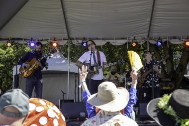 PORTLAND, OR HAZİRAN 5 Temmuz 2025: Dan Berkery (gitar, vokal) The Bayou Boyz ile Portland şehir merkezindeki Tom McCall Waterfront Park 'ta düzenlenen Waterfront Blues Festivali' nde performans sergiliyor..