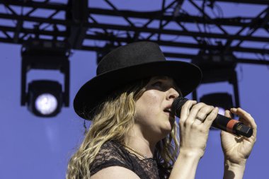 PORTLAND, OR JULY5, 2025: ZZWard Portland şehir merkezindeki TomMcCall Waterfront Park 'taki Waterfront Blues Festivali' nde sahne alıyor.. 