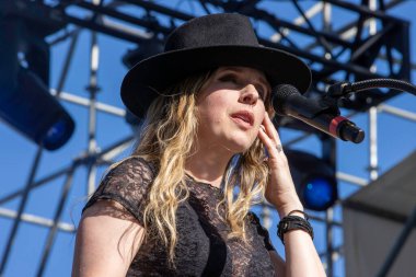 PORTLAND, OR JULY5, 2025: ZZWard Portland şehir merkezindeki TomMcCall Waterfront Park 'taki Waterfront Blues Festivali' nde sahne alıyor.. 