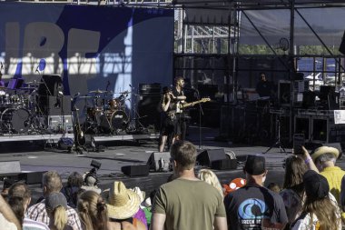 PORTLAND, OR JULY5, 2025: ZZWard Portland şehir merkezindeki TomMcCall Waterfront Park 'taki Waterfront Blues Festivali' nde sahne alıyor.. 