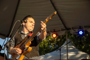 PORTLAND, Ya da 5 Temmuz 2025: Ben Rice ve The PDX Hustle Portland şehir merkezindeki Tom McCall Waterfront Park 'taki Waterfront Blues Festivali' nde performans sergilediler.. 