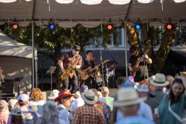 PORTLAND, Ya da 5 Temmuz 2025: Ben Rice ve The PDX Hustle Portland şehir merkezindeki Tom McCall Waterfront Park 'taki Waterfront Blues Festivali' nde performans sergilediler.. 