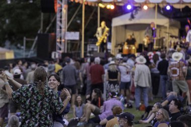 PORTLAND, OR HAZİRAN 5 Temmuz 2025: Ural Thomas ve The Pain, 4 Temmuz 'da Portland şehir merkezindeki Willamette Nehri kıyısındaki Tom McCall Waterfront Park' ta düzenlenen Waterfront Blues Festivali 'nde sahne aldılar. Grup ruh, funk ve R & B 'yi harmanlıyor.