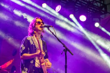 PORTLAND, OR HAZİRAN 5 Temmuz 2025: Allen Stone, Portland şehir merkezindeki Willamette Nehri kıyısındaki Tom McCall Waterfront Park 'taki Waterfront Blues Festivali' nde sahne alıyor..