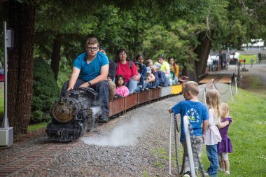 Yaz gündönümünde, ziyaretçiler Molalla Tren Parkı 'na bedava tren yolculuğu için gelirler. Molalla Tren Parkı 1954 'te Hary Harvy tarafından kuruldu. Hary Harvy, tek döngüsü olan 7.5 numaralı demiryolunda ücretsiz tren yolculuğuna başladı..