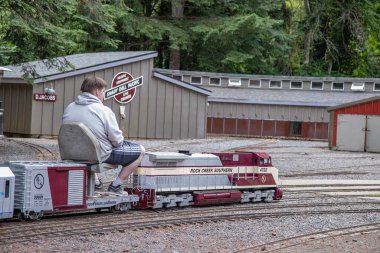 Yaz gündönümünde, ziyaretçiler Molalla Tren Parkı 'na bedava tren yolculuğu için gelirler. Molalla Tren Parkı 1954 'te Hary Harvy tarafından kuruldu. Hary Harvy, tek döngüsü olan 7.5 numaralı demiryolunda ücretsiz tren yolculuğuna başladı..